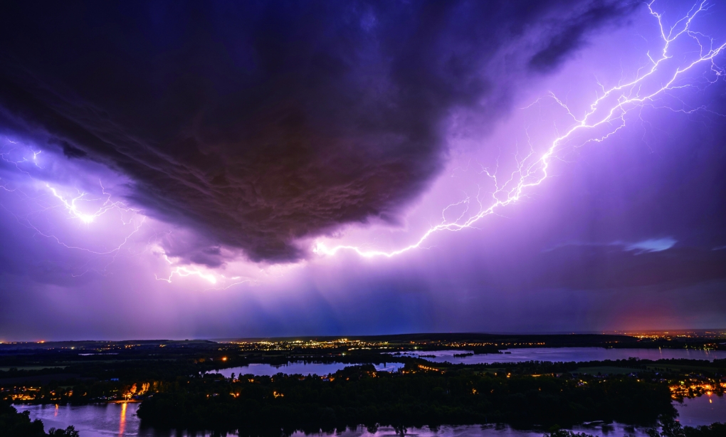 上空で雷が光っている写真