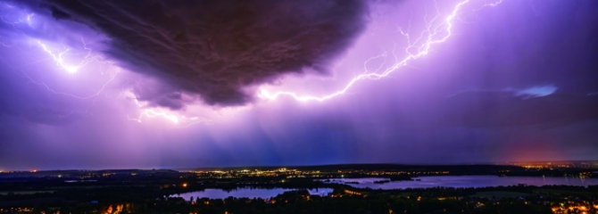 上空で雷が光っている写真